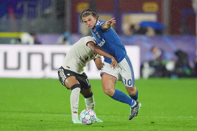 Como’s Nico Paz fights for the ball with Manchester United, ManU s Andrey Santos during the UEFA Champions League football match between Como and Manchester United - Champions League 2026 2027 - Giuseppe Sinigallia in Como , north Italy - Wednesday , October 21, 2026. - Soccer  Copyright: xSpada LaPressex