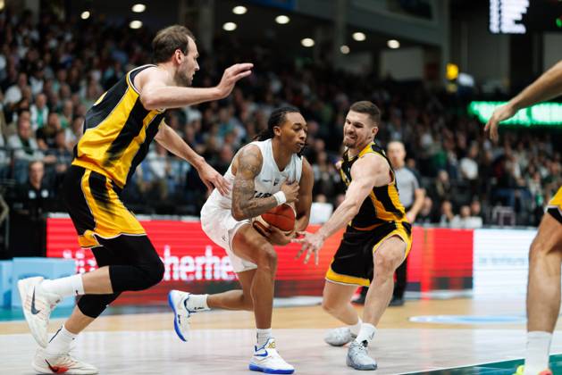 Austin Crowley of the Gladiators Trier in a one-on-one battle with Mindaugas Kacinas of KK Croatia Split and Tonko Vuko of KK Croatia Split; action from the Vet Concept Gladiators Trier vs. KK Split game, basketball, FIBA Europe Cup, Matchday 3, 2026–2027 season, October 21, 2026, Vet Concept Gladiators Trier vs. KK Split, Basketball, FIBA Europe Cup, Matchday 3, 2026–2027 Season, October 21, 2026 Copyright: xEibnerxPressefotox EP_ANS