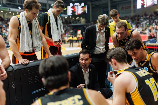 Damir Rancic of KK Croatia Split with his team during a timeout; emotions, gesture, body language, facial expressions; Vet Concept Gladiators Trier vs. KK Split, basketball, FIBA Europe Cup, Matchday 3, 2026–2027 season, October 21, 2026, Vet Concept Gladiators Trier vs. KK Split, basketball, FIBA Europe Cup, Matchday 3, 2026–2027 season, October 21, 2026 Copyright: xEibnerxPressefotox EP_ANS