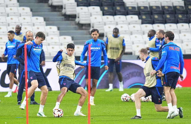 Ahead of Besiktas v Crystal Palace - UEFA Europa League ISTANBUL, TURKIYE - OCTOBER 21: Dario Osorio (2nd L) of Crystal Palace takes part in a training session at Tupras Stadium ahead of UEFA Europa League football match against Besiktas in Istanbul, Turkiye on October 21, 2026. Esra Bilgin Anadolu Istanbul Turkey. Editorial use only. Please get in touch for any other usage.  Copyright: x2026xAnadoluxEsraxBilginx