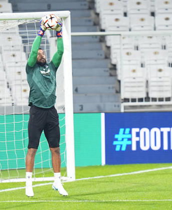Ahead of Besiktas v Crystal Palace - UEFA Europa League ISTANBUL, TURKIYE - OCTOBER 21: Walter Benitez of Crystal Palace takes part in a training session at Tupras Stadium ahead of UEFA Europa League football match against Besiktas in Istanbul, Turkiye on October 21, 2026. Esra Bilgin Anadolu Istanbul Turkey. Editorial use only. Please get in touch for any other usage.  Copyright: x2026xAnadoluxEsraxBilginx