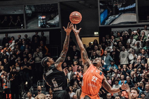 Game Day 4 of the Basketball Eurocup: Niners Chemnitz vs. Slask Wroclaw, October 21, 2026, starting at 7:00 p.m., Chemnitz, Chemnitz Arena. Pictured: No. 5 Devin Robinson, No. 22 Nighaeal Ceaser, Tip-off: Round 4 of the Basketball Eurocup: Niners Chemnitz vs. Slask Wroclaw, Chemnitz, Saxony, Germany Copyright: xEHLxMedia MichelxKöhlerx 20262110-Niners-Chemnitz-Slask-Wroclaw-001