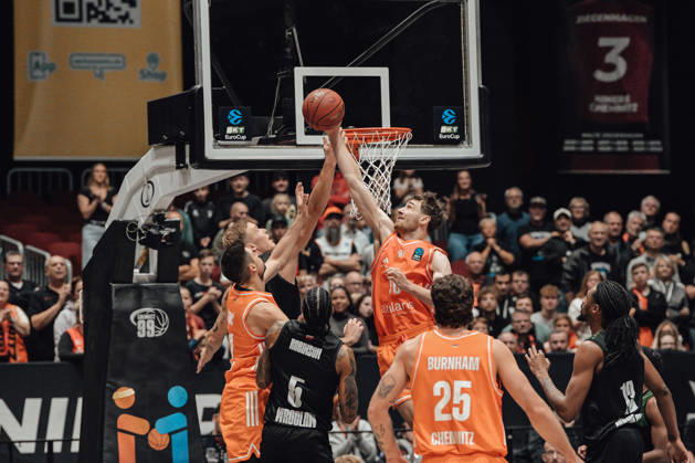 Game Day 4 of the Basketball Eurocup: Niners Chemnitz vs. Slask Wroclaw, October 21, 2026, starting at 7:00 p.m., Chemnitz, Chemnitz Arena. Pictured: 25 Ben Burnham, 90 Jannis von Seckendorf, 05 Devin Robinson, 90 Jannis von Seckendorf, 21 Mateo Seric. Matchday 4 of the Basketball Eurocup: Niners Chemnitz vs. Slask Wroclaw, Chemnitz, Saxony, Germany Copyright: xEHLxMedia MichelxKöhlerx 20262110-Niners-Chemnitz-Slask-Wroclaw-014