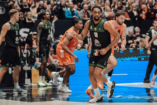 Game Day 4 of the Basketball Eurocup: Niners Chemnitz vs. Slask Wroclaw, October 21, 2026, starting at 7:00 p.m., Chemnitz, Chemnitz Arena. Pictured: No. 13 Isaiah Moore. Matchday 4 of the Basketball Eurocup: Niners Chemnitz vs. Slask Wroclaw, Chemnitz, Saxony, Germany Copyright: xEHLxMedia MichelxKöhlerx 20262110-Niners-Chemnitz-Slask-Wroclaw-034
