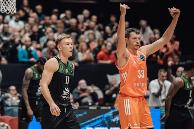 Game Day 4 of the Basketball Eurocup: Niners Chemnitz vs. Slask Wroclaw, October 21, 2026, starting at 7:00 p.m., Chemnitz, Chemnitz Arena. Pictured: No. 11 Blazej Kulikowski, 33 Rayn Mikesell, Matchday 4 of the Basketball Eurocup: Niners Chemnitz vs. Slask Wroclaw, Chemnitz, Saxony, Germany Copyright: xEHLxMedia MichelxKöhlerx 20262110-Niners-Chemnitz-Slask-Wroclaw-036