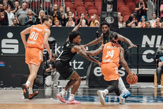 Game Day 4 of the Basketball Eurocup: Niners Chemnitz vs. Slask Wroclaw, October 21, 2026, starting at 7:00 p.m., Chemnitz, Chemnitz Arena. Pictured: No. 24 Cobe Williams, No. 90 Jannis von Seckendorf. Matchday 4 of the Basketball Eurocup: Niners Chemnitz vs. Slask Wroclaw, Chemnitz, Saxony, Germany Copyright: xEHLxMedia MichelxKöhlerx 20262110-Niners-Chemnitz-Slask-Wroclaw-016