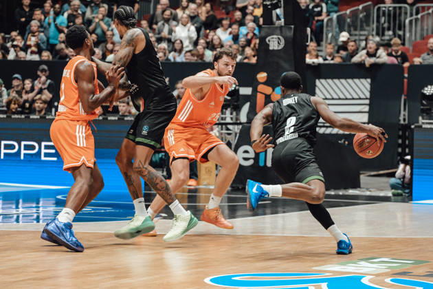 Game Day 4 of the Basketball Eurocup: Niners Chemnitz vs. Slask Wroclaw, October 21, 2026, starting at 7:00 p.m., Chemnitz, Chemnitz Arena. Pictured: 02 Anthonny Hickey, 25 Ben Burnham. Game Day 4 of the Basketball Eurocup: Niners Chemnitz vs. Slask Wroclaw, Chemnitz, Saxony, Germany Copyright: xEHLxMedia MichelxKöhlerx 20262110-Niners-Chemnitz-Slask-Wroclaw-044