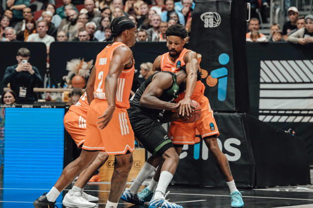 Game Day 4 of the Basketball Eurocup: Niners Chemnitz vs. Slask Wroclaw, October 21, 2026, starting at 7:00 p.m., Chemnitz, Chemnitz Arena. In Photo 02: Stefan Smith, 20 Urald King, 15 John Egbunu. Game Day 4 of the Basketball Eurocup: Niners Chemnitz vs. Slask Wroclaw, Chemnitz, Saxony, Germany Copyright: xEHLxMedia MichelxKöhlerx 20262110-Niners-Chemnitz-Slask-Wroclaw-047