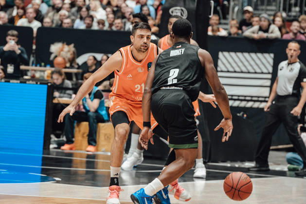 Game Day 4 of the Basketball Eurocup: Niners Chemnitz vs. Slask Wroclaw, October 21, 2026, starting at 7:00 p.m., Chemnitz, Chemnitz Arena. Pictured: 21 Mateo Seric, 02 Anthonny Hickey. Game Day 4 of the Basketball Eurocup: Niners Chemnitz vs. Slask Wroclaw, Chemnitz, Saxony, Germany Copyright: xEHLxMedia MichelxKöhlerx 20262110-Niners-Chemnitz-Slask-Wroclaw-049