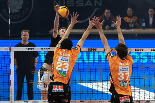 October 21, 2026, Germany, GER, DEU, Volleyball 1st Bundesliga, Day 1, 2026–2027 Season, Berlin, BR Volleys vs. FT Freiburg Nolan Flexen (BR Volleys 23), Nicolás Zerba (BR Volleys 37), Bredan Mills (FT 1844 Freiburg 5), nordphoto GmbH, Engler Berlin, Max Schmeling Hall, Berlin, Germany Copyright: xNordphotox xEnglerx