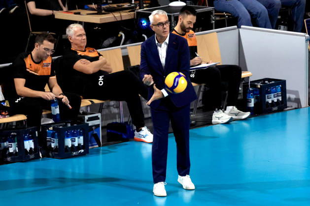October 21, 2026, Germany, GER, DEU, Volleyball 1st Bundesliga, Day 1, 2026–2027 Season, Berlin, BR Volleys vs. FT Freiburg, Coach Andrea Anastasi (BR Volleys), Hand on the Ball, nordphoto GmbH, Engler, Berlin, Max Schmeling Hall, Berlin, Germany Copyright: xNordphotox xEnglerx