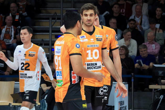 October 21, 2026, Germany, GER, DEU, Volleyball 1st Bundesliga, Day 1, 2026–2027 Season, Berlin, BR Volleys vs. FT Freiburg; Daniel Malescha (BR Volleys) 10, Joshua Tuaniga (BR Volleys) 91, Erik Shoji (BR Volleys) 22; talking, discussing; nordphoto GmbH; Engler; Berlin; Max Schmeling Halle; Berlin; Germany Copyright: xNordphotox xEnglerx