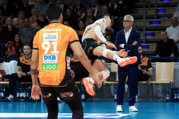 October 21, 2026, Germany, GER, DEU, Volleyball 1st Bundesliga, Day 1, 2026–2027 Season, Berlin, BR Volleys vs. FT Freiburg Coach Andrea Anastasi (BR Volleys), Erik Shoji (BR Volleys 22), Joshua Tuaniga (BR Volleys 91), nordphoto GmbH, Engler Berlin, Max Schmeling Halle, Berlin, Germany Copyright: xNordphotox xEnglerx