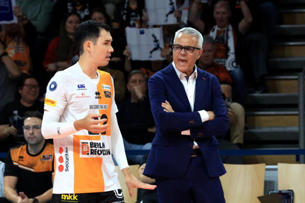 October 21, 2026, Germany, GER, DEU, Volleyball 1st Bundesliga, Day 1, 2026–2027 Season, Berlin, BR Volleys vs. FT Freiburg; Coach Andrea Anastasi (BR Volleys), Erik Shoji (BR Volleys 22), talking, discussing; nordphoto GmbH, Engler, Berlin, Max Schmeling Hall, Berlin, Germany Copyright: xNordphotox xEnglerx