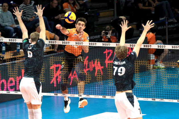 October 21, 2026, Germany, GER, DEU, Volleyball 1st Bundesliga, Day 1, 2026–2027 Season, Berlin, BR Volleys vs. FT Freiburg, Alexandru Rata (BR Volleys) 19, Anton Jung (FT 1844 Freiburg) 8, Lindemann (FT 1844 Freiburg) 10, nordphoto GmbH, Engler, Berlin, Max Schmeling Halle, Berlin, Germany Copyright: xNordphotox xEnglerx