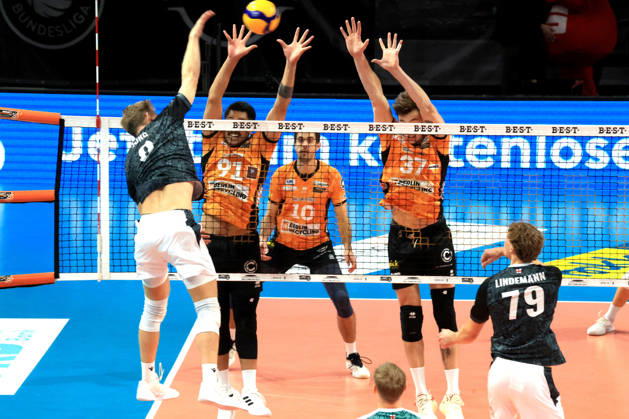 October 21, 2026, Germany, GER, DEU, Volleyball 1st Bundesliga, Day 1, 2026–2027 Season, Berlin, BR Volleys vs. FT Freiburg Joshua Tuaniga BR Volleys 91, Daniel Malescha BR Volleys 10, Nicolás Zerba BR Volleys 37, Anton Jung FT 1844 Freiburg 8 nordphoto GmbH Engler Berlin Max Schmeling Hall Berlin Germany Copyright: xNordphotox xEnglerx