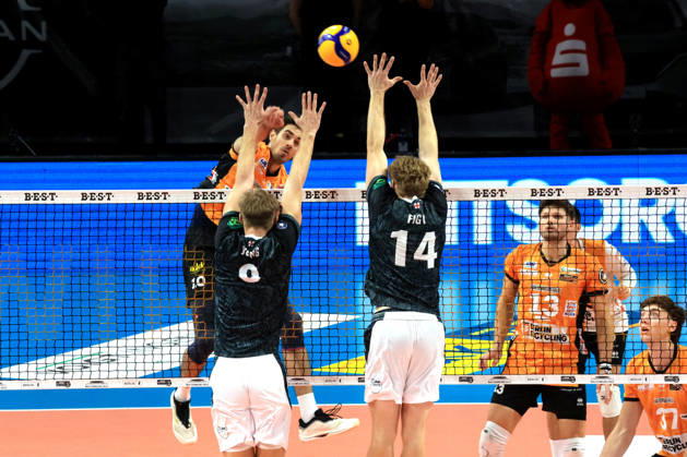 October 21, 2026, Germany, GER, DEU, Volleyball 1st Bundesliga, Day 1, 2026–2027 Season, Berlin, BR Volleys vs. FT Freiburg; Daniel Malescha (BR Volleys) 10, Ruben Schott (BR Volleys) 13, Anton Jung (FT 1844 Freiburg) 8, Charles Figy (FT 1844 Freiburg) 14; nordphoto GmbH, Engler Berlin, Max Schmeling Halle, Berlin, Germany Copyright: xNordphotox xEnglerx
