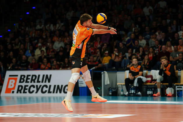 1 Men s Volleyball Bundesliga, Matchday 1: BERLIN RECYCLING Volleys vs. FT 1844 Freiburg, Ruben Schott, BERLIN RECYCLING Volleys, No. 13 receiving the serve on October 21, 2026, at the Max Schmeling Halle, Berlin, Germany