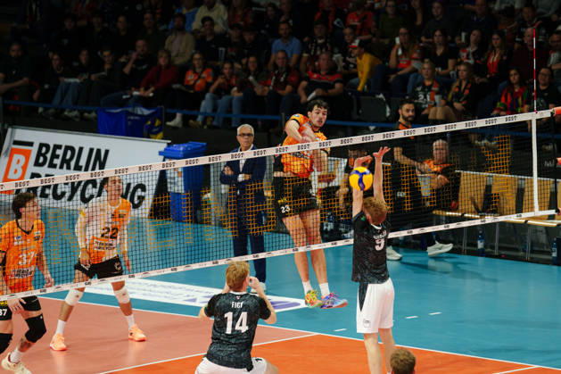 1 Men s Volleyball Bundesliga, Matchday 1: BERLIN RECYCLING Volleys vs. FT 1844 Freiburg, Nolan Flexen, BERLIN RECYCLING Volleys, 23 on the attack on October 21, 2026, at the Max Schmeling Halle, Berlin, Germany