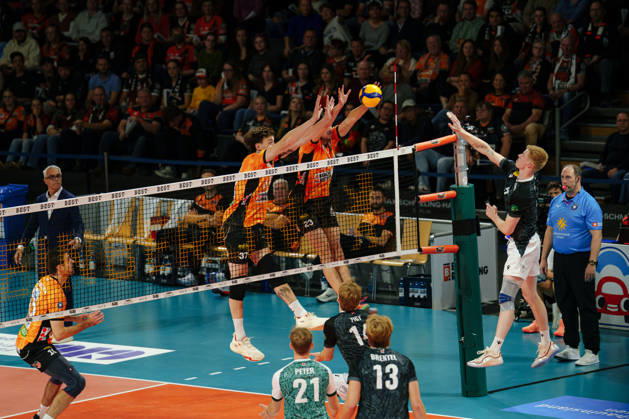 1 Men s Volleyball Bundesliga, Matchday 1: BERLIN RECYCLING Volleys vs. FT 1844 Freiburg, Nicolas Zerba (BERLIN RECYCLING Volleys), 37, and Nolan Flexen of BERLIN RECYCLING Volleys, 23, blocking Yvo Lunsing of FT 1844 Freiburg, 5, on October 21, 2026, at the Max Schmeling Halle in Berlin, Germany