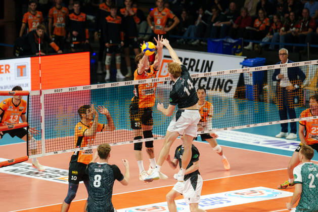 1 Men s Volleyball Bundesliga, Matchday 1: BERLIN RECYCLING Volleys vs. FT 1844 Freiburg, Nicolas Zerba, BERLIN RECYCLING Volleys, 37 blocking Charles Figy of FT 1844 Freiburg, 14 on October 21, 2026, at the Max Schmeling Halle, Berlin, Germany