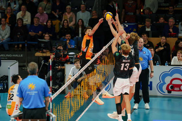 1 Men s Volleyball Bundesliga, Matchday 1: BERLIN RECYCLING Volleys vs. FT 1844 Freiburg, Ruben Schott of BERLIN RECYCLING Volleys, No. 13, on an attack on October 21, 2026, at the Max Schmeling Halle, Berlin, Germany