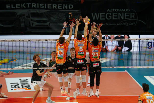 Men s Volleyball Bundesliga, Matchday 1: BERLIN RECYCLING Volleys vs. FT 1844 Freiburg, Ruben Schott (BERLIN RECYCLING Volleys, 13), Louis Kunstmann of BERLIN RECYCLING Volleys, 5, and Joshua Tuaniga of BERLIN RECYCLING Volleys, 91, blocking on October 21, 2026, at the Max Schmeling Halle in Berlin, Germany