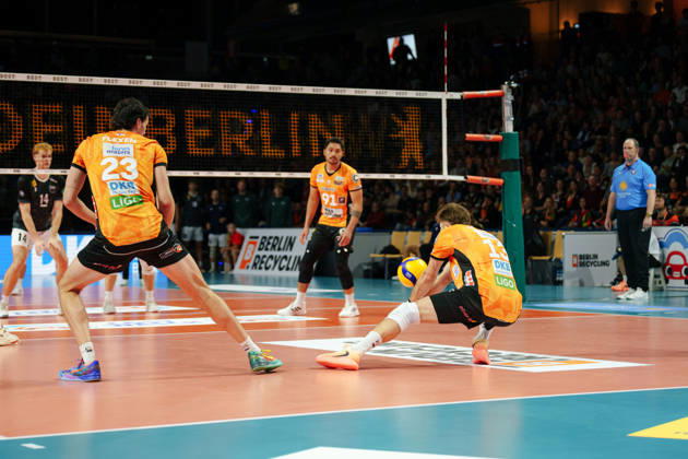 1 Men s Volleyball Bundesliga, Matchday 1: BERLIN RECYCLING Volleys vs. FT 1844 Freiburg, Ruben Schott, BERLIN RECYCLING Volleys, No. 13 receiving the serve on October 21, 2026, at the Max Schmeling Halle, Berlin, Germany