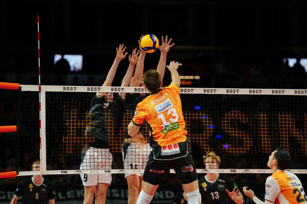 1 Men s Volleyball Bundesliga, Matchday 1: BERLIN RECYCLING Volleys vs. FT 1844 Freiburg, Ruben Schott of BERLIN RECYCLING Volleys, No. 13, on an attack on October 21, 2026, at the Max Schmeling Halle, Berlin, Germany