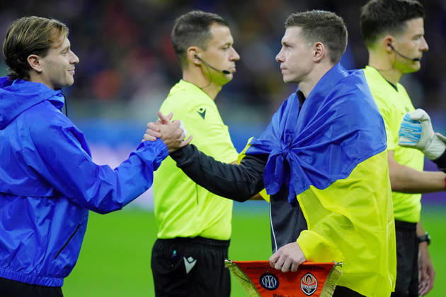 Shakhtar s players with the flag of Ukraine during the Uefa Champions League soccer match between Inter and Shakhtar Donetsk at San Siro Stadium in Milan , Italy - Wednesday October 21 , 2026. - Soccer  Copyright: xSpada LaPressex