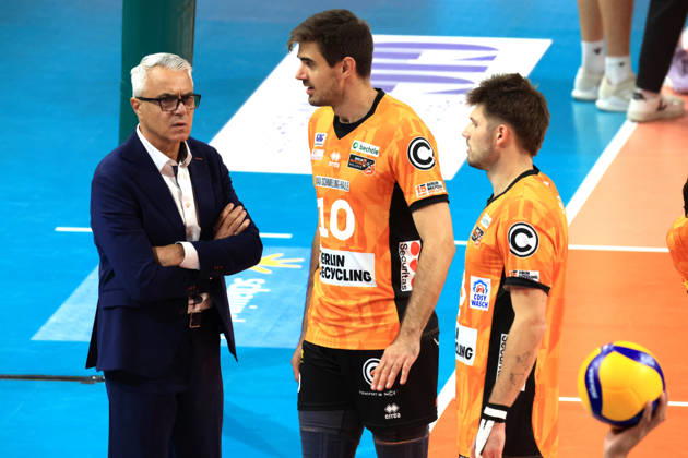 October 21, 2026, Germany, GER, DEU, Volleyball 1st Bundesliga, Day 1, 2026–2027 Season, Berlin, BR Volleys vs. FT Freiburg; Coaches: Andrea Anastasi (BR Volleys), Daniel Malescha (BR Volleys 10), Ruben Schott (BR Volleys 13); talking, discussing; nordphoto GmbH, Engler, Berlin, Max Schmeling Halle, Berlin, Germany Copyright: xNordphotox xEnglerx