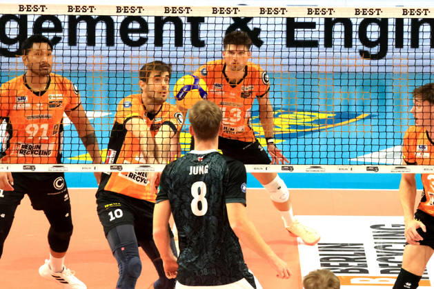 October 21, 2026, Germany, GER, DEU, Volleyball 1st Bundesliga, Day 1, 2026–2027 Season, Berlin, BR Volleys vs. FT Freiburg Daniel Malescha BR Volleys 10, Joshua Tuaniga BR Volleys 91, Ruben Schott BR Volleys 13, Anton Jung FT 1844 Freiburg 8 nordphoto GmbH Engler Berlin Max Schmeling Hall Berlin Germany Copyright: xNordphotox xEnglerx