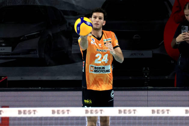 October 21, 2026, Germany, GER, DEU, Volleyball 1st Bundesliga, Day 1, 2026–2027 Season, Berlin, BR Volleys vs. FT Freiburg, Ryan Barnett, BR Volleys 24, cutout, hand on the ball, nordphoto GmbH, Engler, Berlin, Max Schmeling Halle, Berlin, Germany Copyright: xNordphotox xEnglerx