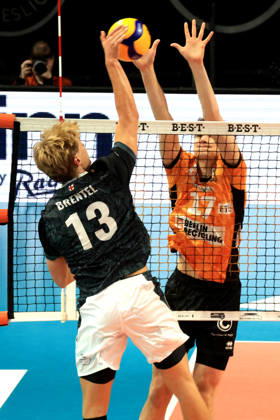 October 21, 2026, Germany, GER, DEU, Volleyball 1st Bundesliga, Day 1, 2026–2027 Season, Berlin, BR Volleys vs. FT Freiburg Arthur Wehner BR Volleys 17, Jannik Brentel FT 1844 Freiburg 13 nordphoto GmbH Engler Berlin Max Schmeling Hall Berlin Germany Copyright: xNordphotox xEnglerx