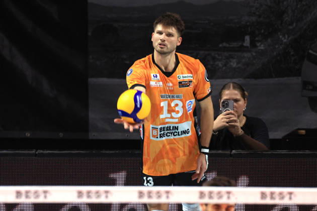 October 21, 2026, Germany, GER, DEU, Volleyball 1st Bundesliga, Day 1, 2026–2027 Season, Berlin, BR Volleys vs. FT Freiburg, Ruben Schott, BR Volleys 13, cutout, hand on the ball, nordphoto GmbH, Engler, Berlin, Max Schmeling Hall, Berlin, Germany Copyright: xNordphotox xEnglerx