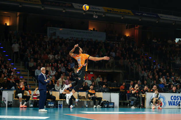 Men s Volleyball Bundesliga, Matchday 1: BERLIN RECYCLING Volleys vs. FT 1844 Freiburg. Joshua Tuaniga of BERLIN RECYCLING Volleys serves for 91 on October 21, 2026, at the Max Schmeling Halle in Berlin, Germany.