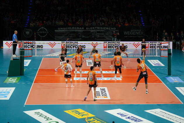 1 Men s Volleyball Bundesliga, Matchday 1: BERLIN RECYCLING Volleys vs. FT 1844 Freiburg, Daniel Malescha of BERLIN RECYCLING Volleys serving on October 21, 2026, at the Max Schmeling Halle in Berlin, Germany