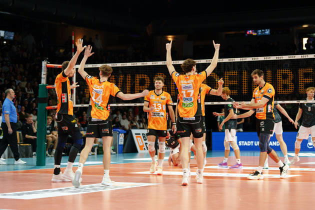 1 Men s Volleyball Bundesliga, Matchday 1: BERLIN RECYCLING Volleys vs. FT 1844 Freiburg. BR Volleys celebrate after scoring a point on October 21, 2026, at the Max Schmeling Halle in Berlin, Germany.