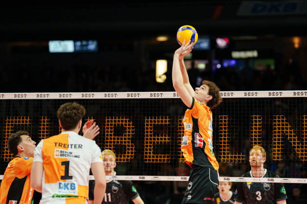1 Men s Volleyball Bundesliga, Matchday 1: BERLIN RECYCLING Volleys vs. FT 1844 Freiburg, Arthur Wehner, BERLIN RECYCLING Volleys, setter No. 17, on October 21, 2026, at the Max Schmeling Halle, Berlin, Germany