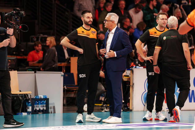 1 Men s Volleyball Bundesliga, Matchday 1: BERLIN RECYCLING Volleys vs. FT 1844 Freiburg, Saverio Di Lascio (BERLIN RECYCLING Volleys), Assistant Coach, and Andrea Anastasi, BERLIN RECYCLING Volleys, Head Coach, on October 21, 2026, at the Max Schmeling Halle, Berlin, Germany