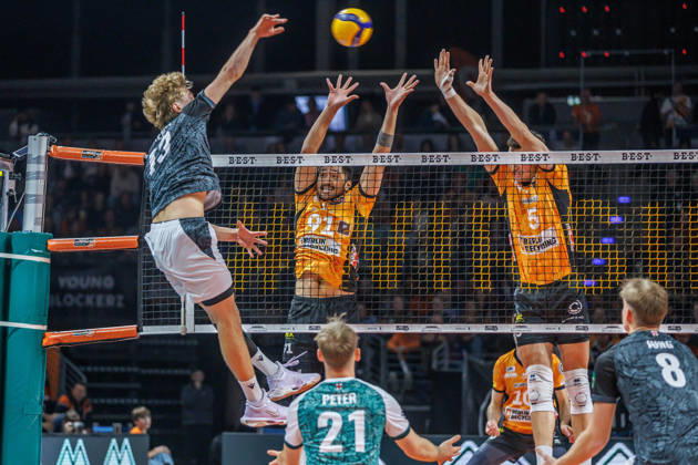 October 26, 2021, Berlin, Volleyball 1st Bundesliga, Men, Matchday 1, BR Volleys vs. VFT 1844 Freiburg, Max Schmeling Hall; Jannik Brentel (Freiburg) sets the ball against Josh Tuaniga (BR Volleys) and Louis Kunstmann (BR Volleys); BR Volleys vs. VFT 1844 Freiburg