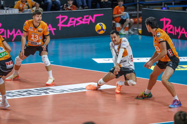 October 26, 2021, Berlin, Volleyball 1st Bundesliga, Men, Matchday 1, BR Volleys vs. VFT 1844 Freiburg, Max Schmeling Hall; Erik Shoji of BR Volleys receives a serve from VFT 1844 Freiburg