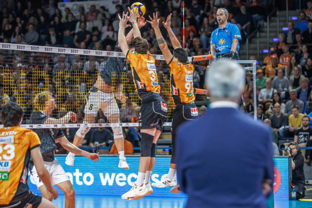 October 21, 26, Berlin, Volleyball 1st Bundesliga, Men, Matchday 1, BR Volleys vs. VFT 1844 Freiburg, Max Schmeling Hall; Anton Jung of Freiburg sets the ball against Josh Tuaniga of BR Volleys and Nicolas Zerba of BR Volleys; BR Volleys vs. VFT 1844 Freiburg