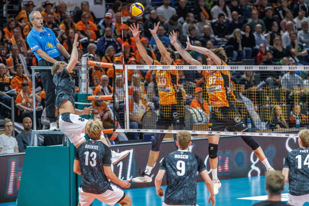 October 26, 2021, Berlin, Volleyball 1st Bundesliga, Men, Matchday 1, BR Volleys vs. VFT 1844 Freiburg, Max Schmeling Hall; Anton Jung (Freiburg) sets the ball against Daniel Malescha (BR Volleys) and Nicolas Zerba (BR Volleys); BR Volleys vs. VFT 1844 Freiburg