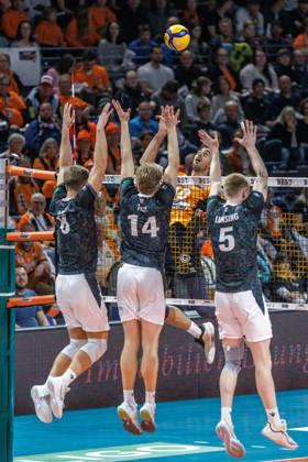 October 26, 2021, Berlin, Volleyball 1st Bundesliga, Men, Matchday 1, BR Volleys vs. VFT 1844 Freiburg, Max Schmeling Hall. Daniel Malescha of BR Volleys sets the ball against the block by Anton Jung (Freiburg), Charlie Figy (Freiburg), and Yvo Lunsing (Freiburg). BR Volleys vs. VFT 1844 Freiburg