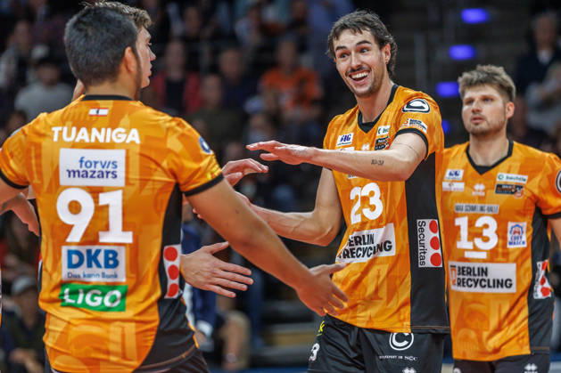 October 26, 2021, Berlin, Volleyball 1st Bundesliga, Men, Matchday 1, BR Volleys VFT 1844 Freiburg, Max Schmeling Hall Nolan Flexen BR Volleys celebrates with his teammates after scoring a point BR Volleys FT 1844 Freiburg