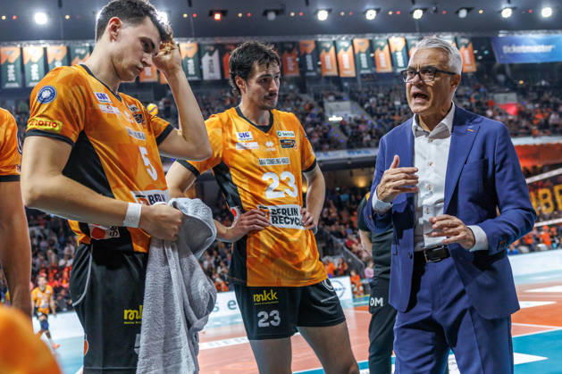 October 26, 2021, Berlin, Volleyball 1st Bundesliga, Men, Matchday 1, BR Volleys vs. VFT 1844 Freiburg, Max Schmeling Halle; Coach Andrea Anastasi of BR Volleys discusses the game with his team; BR Volleys vs. VFT 1844 Freiburg