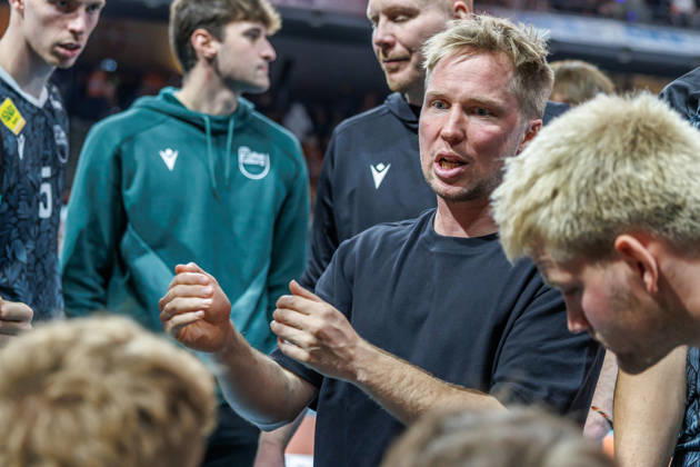October 26, 2021, Berlin, Volleyball 1st Bundesliga, Men, Matchday 1, BR Volleys VFT 1844 Freiburg, Max Schmeling Hall: Jakob Schoenhagen of Freiburg discusses the game with his team, BR Volleys FT 1844 Freiburg