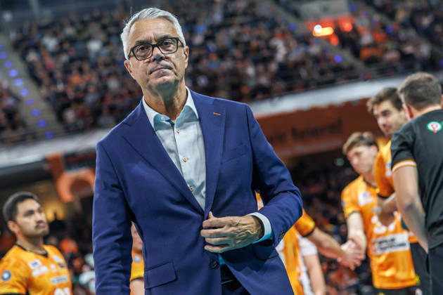 October 26, 2021, Berlin, Volleyball 1st Bundesliga, Men, Matchday 1, BR Volleys vs. VFT 1844 Freiburg, Max Schmeling Halle; Coach Andrea Anastasi; BR Volleys on the sidelines; BR Volleys vs. VFT 1844 Freiburg