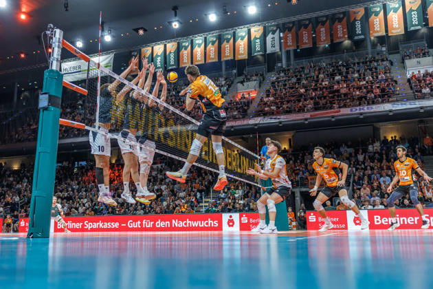October 26, 2021, Berlin, Volleyball 1st Bundesliga, Men, Matchday 1, BR Volleys vs. VFT 1844 Freiburg, Max Schmeling Hall; Ruben Schott (BR Volleys) sets the ball against Marco Frohberg (Freiburg); BR Volleys vs. VFT 1844 Freiburg
